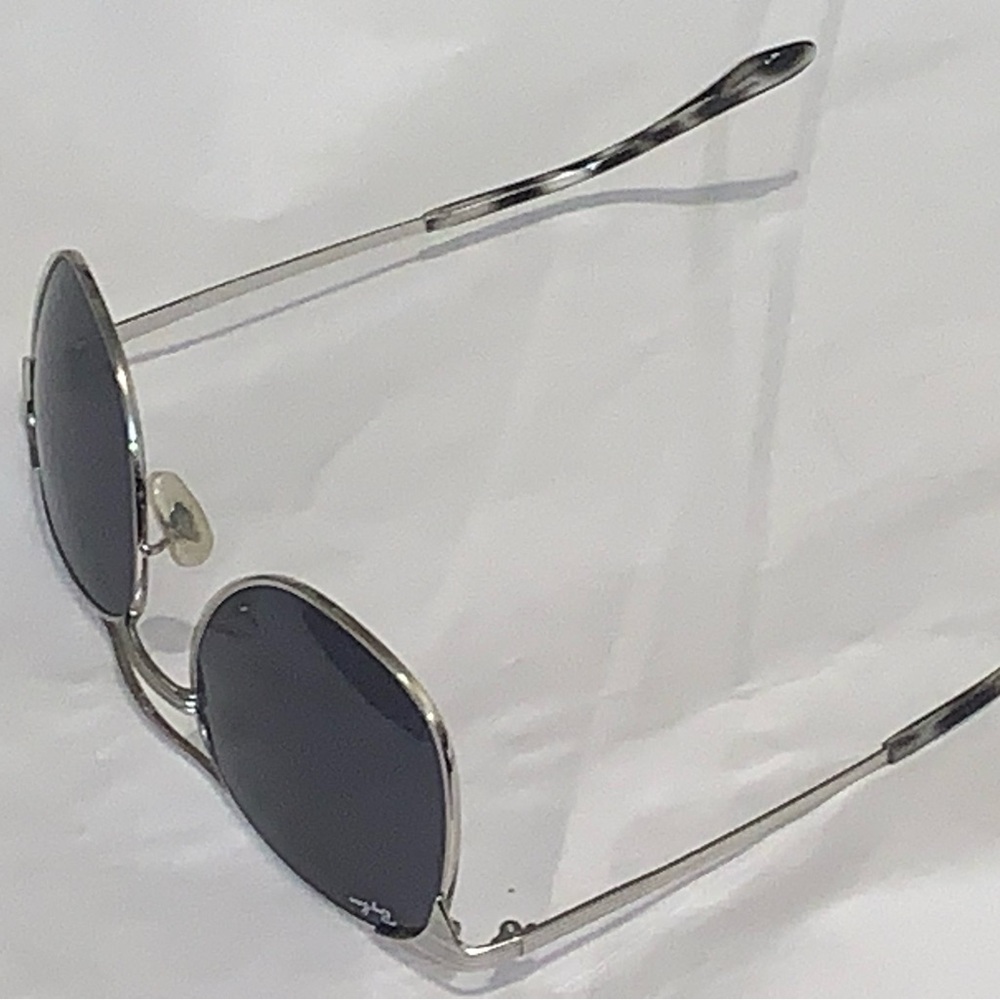 Ray-Ban Classic Metal Frame 
 Sunglasses with Case - Picture 4 of 16